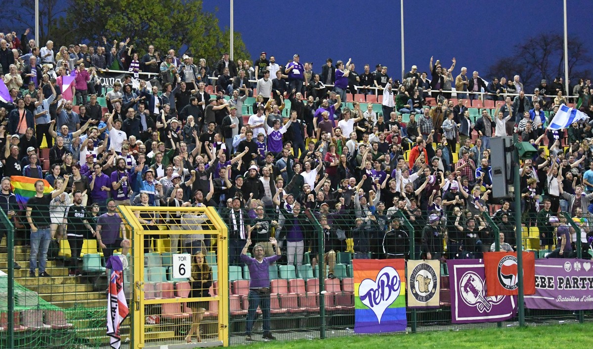 Fussball, Herren, Saison 2017/2018, Halbfinale im Berliner Pilsner-Pokal, BFC Dynamo - Tennis Borussia, Fans von TeBe, Jubel nach Tor zum 2:1, 18.04. 2018, *** Soccer Men Season 2017 2018 Semifinals i ...