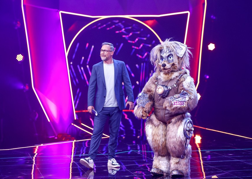 06.04.2024, Nordrhein-Westfalen, Köln: Matthias Opdenhövel, Moderator, steht neben der Figur «Der Robocop» in der Prosieben-Show «The Masked Singer» auf der Bühne. Foto: Thomas Banneyer/dpa +++ dpa-Bi ...