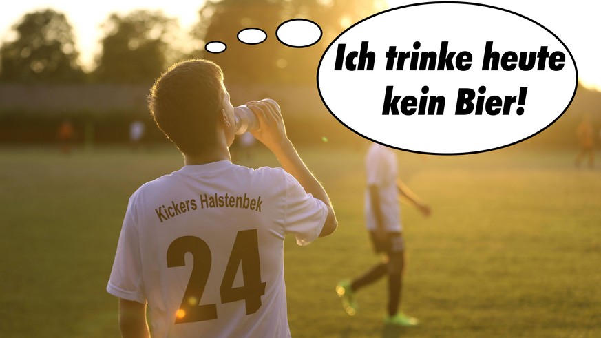 Pascal Wauschkuhn schaut zu : Spielszene in der Abendsonne, Dämmerung Kickers Halstenbek Fussball Kreisklasse Hamburg-West am Mi. 23.07.2014

Pascal looks to Game scene in the Evening sun Dusk Kickers ...