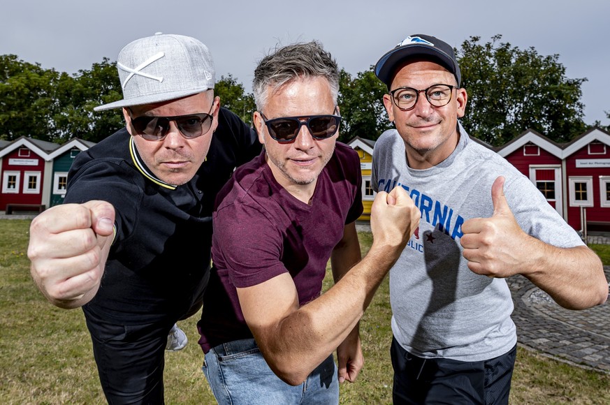 ARCHIV - 17.07.2019, Schleswig-Holstein, Helgoland: Die Hip-Hop-Band Fettes Brot, Boris Lauterbach alias &quot;König Boris&quot; (l-r), Martin Vandreier alias &quot;Doktor Renz&quot; und Björn Warns a ...