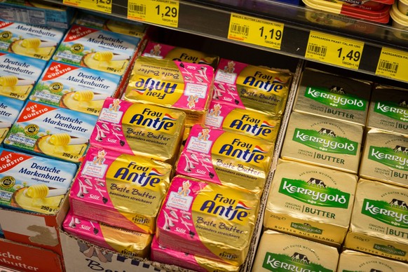 Butter im K�hlregal eines Edeka Supermarktes - Deutsche markenbitter (Gut &amp; G�nstig, Edeka), Frau Antje Beste Butter, Kerrygold irische Butter

Butter in Refrigerated shelf a Edeka Supermarket G ...