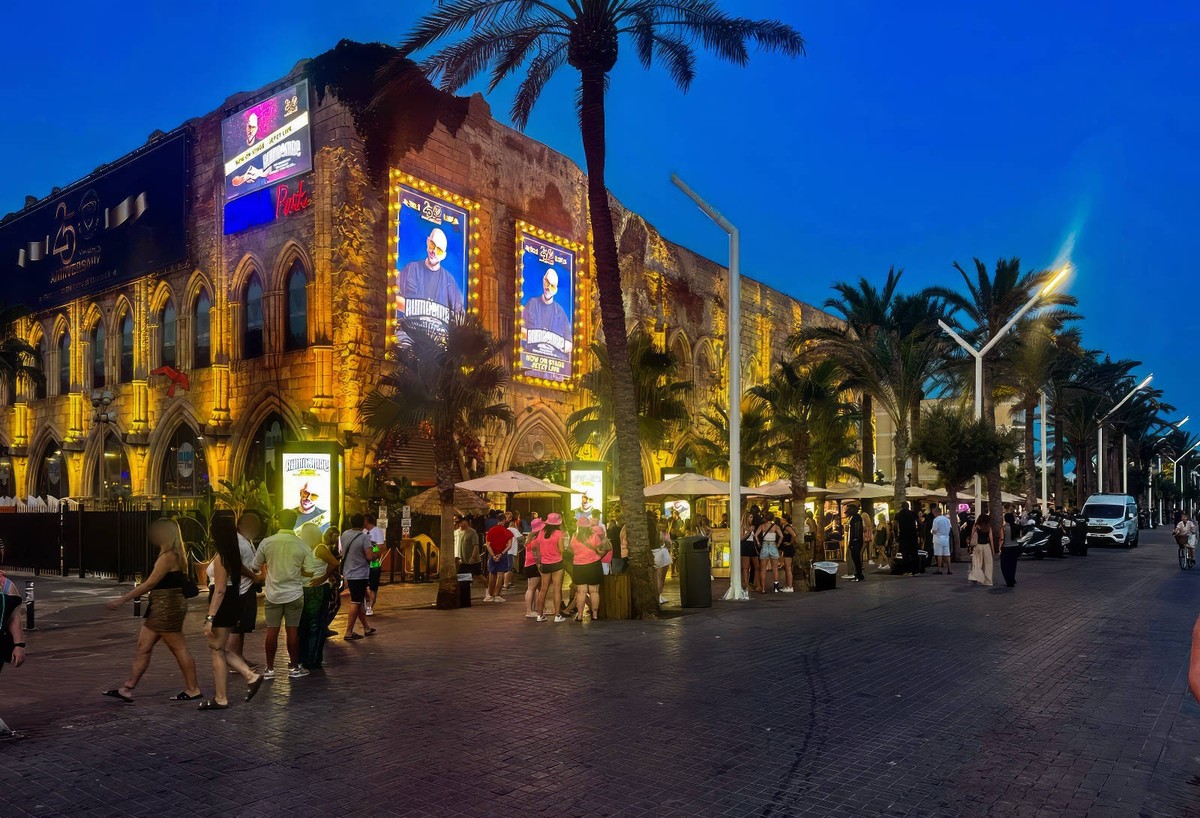 11.08.2025, Beliebtes Reiseziel der Deutschen, Spanien, Insel Mallorca. Hier Am berüchtigten Feier-Hotspot Ballermann in El Arenal liegt die Vergnügungsmeile Schinkenstrasse mit dem Kult-Lokal Megapar ...