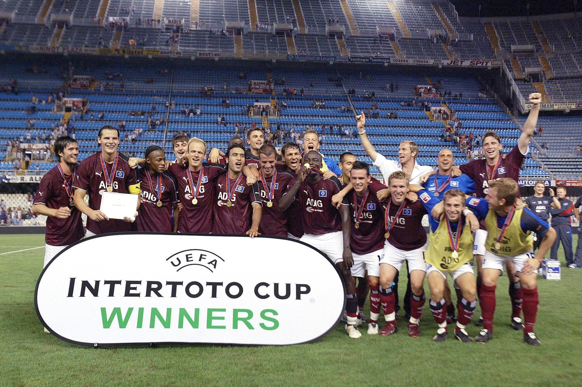 Van der Vaart gewinnt mit dem HSV (und Legenden wie van Buyten, Mpenza, Jarolim oder Barbarez) im Jahr 2005 den UI-Cup.