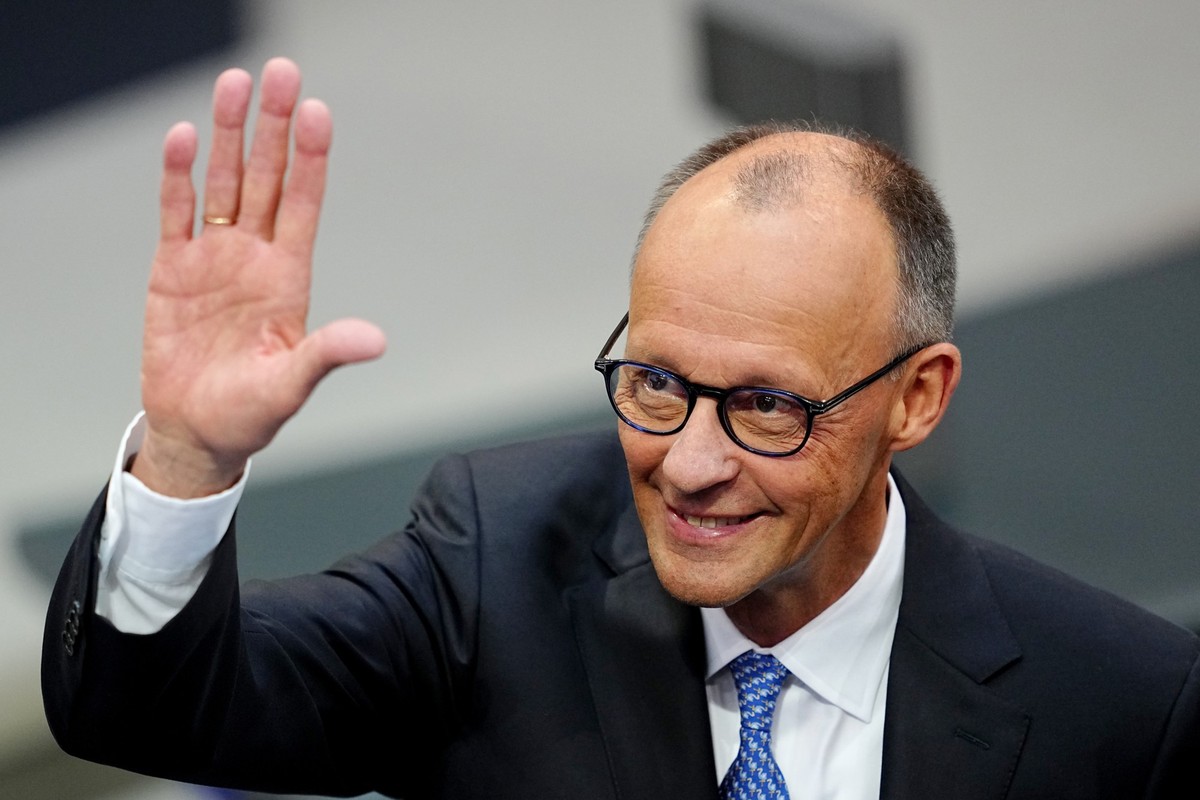 dpatopbilder - 06.05.2025, Berlin: Der designierte Bundeskanzler Friedrich Merz (CDU) winkt im Bundestag vor der Kanzlerwahl. Im Bundestag findet die Wahl und Vereidigung des Bundeskanzlers und der ne ...