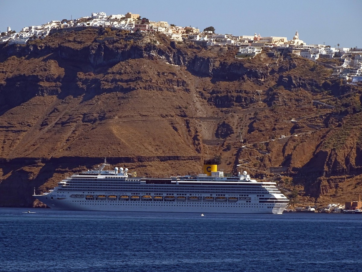 Fira Thenmenfoto: Kreuzfahrt, Schiff, Seereise, 21.09.2022 Das Kreuzfahrtschiff Costa Pacifica vor der griechischen Insel Santorin, Thenmenfoto: Kreuzfahrt, Schiff, Seereise - *** Fira Thenmenfoto cru ...