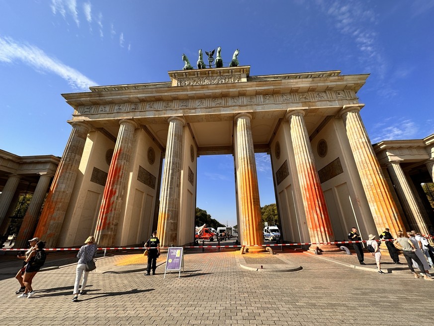 17.09.2023, Berln, Berlin: Mitglieder der Klimaschutzgruppe Letzte Generation haben das Brandenburger Tor in Berlin mit oranger Farbe angespr