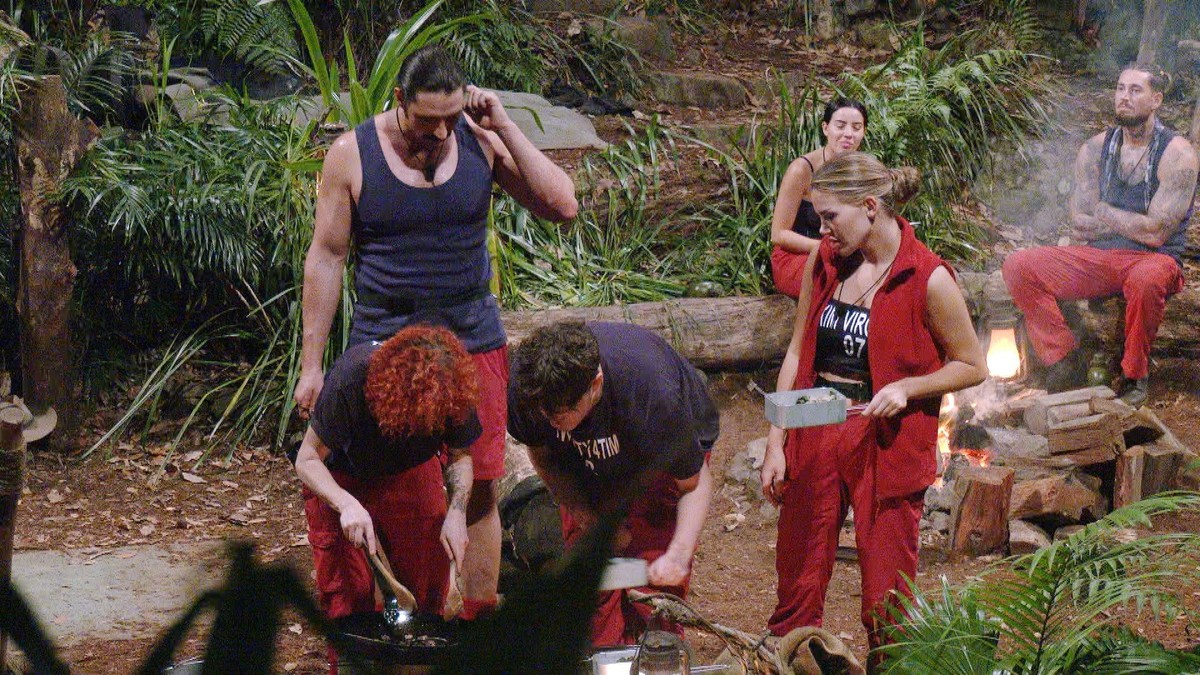 ACHTUNG: SPERRFRIST FÜR ALLE MEDIEN BIS ZUM SHOWENDE, FREITAG, 02.02.2024, 24:00 UHR !!! Tag 15 im Camp. Zum Abendessen gibt es unter anderem auch ein Stück Kamel was für ein echtes Drama sorgt. V.l.: ...