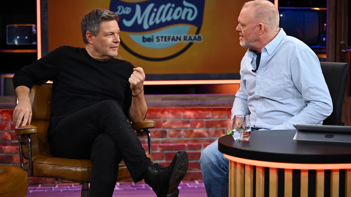 Robert Habeck (l.) zu Gast bei Stefan Raab.
+++ Die Verwendung des sendungsbezogenen Materials ist nur mit dem Hinweis und Verlinkung auf RTL+ gestattet. +++