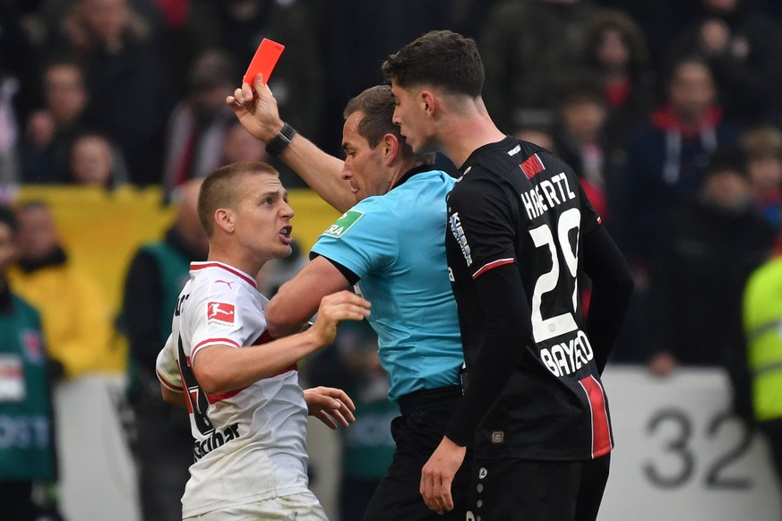 Schiedsrichter Tobias STIELER zeigt Santiago ASCACIBAR (VFB Stuttgart) die Rote Karte,Platzverweis-re: Kai HAVERTZ (Bayer Leverkusen,29) Streit,Zwist,Auseinandersetzung. Fussball 1. Bundesliga, 29.Spi ...