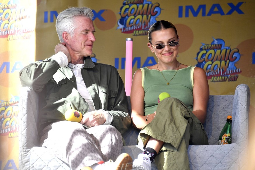 Matthew Modine und Millie Bobby Brown auf der German Comic Con limited &amp; Family Edition in der Messe Dortmund. Dortmund, 16.07.2022 *** Matthew Modine and Millie Bobby Brown at the German Comic Co ...