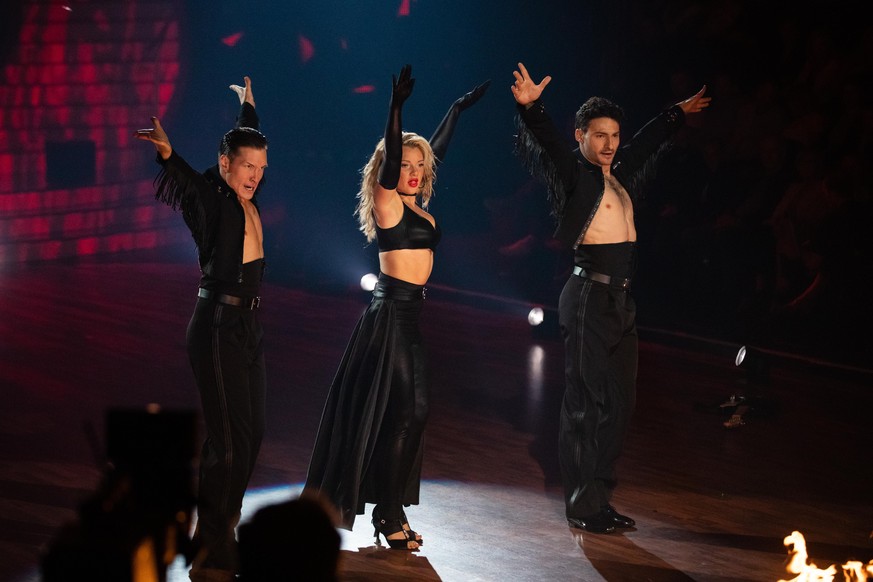 COLOGNE, GERMANY - MAY 31: (L-R) Evgeny Vinokurov, Evelyn Burdecki and Robert Beitsch perform on stage during the 10th show of the 12th season of the television competition &quot;Let&#039;s Dance&quot ...