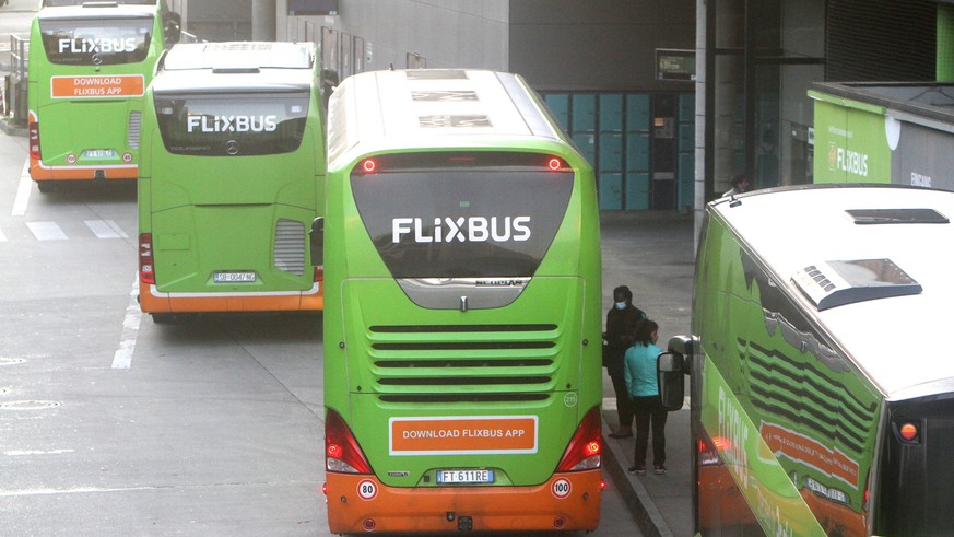 Zwei Reisende stehen vor ihrem abfahrbereiten Fernbus der Gesellschaft Flixbus am ZOB Zentraler Omnibus Bahnhof an der Hackerbr