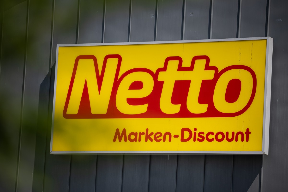 ARCHIV - 17.06.2025, Berlin: Ein Netto-Schild hängt an einer Hauswand. (zu dpa: «Bei Netto verkauft: Bestimmte Pistazien zurückgerufen») Foto: Hannes P Albert/dpa +++ dpa-Bildfunk +++