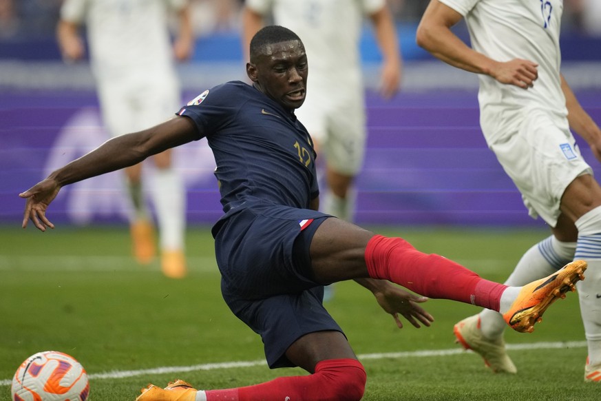 France&#039;s Randal Kolo Muani challenges for the ball during the Euro 2024 group B qualifying soccer match between France and Greece at the Stade de France, outside Paris, Monday, June 19, 2023. (AP ...