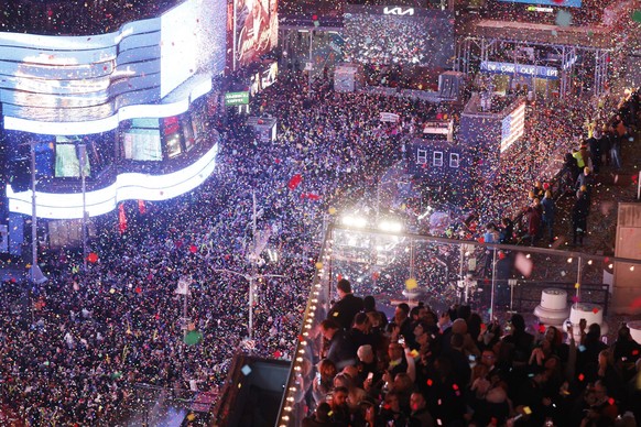 Revelers pack the streets in Times Square for the New Year s Eve celebrations in New York City on Sunday, December 31, 2023. PUBLICATIONxINxGERxSUIxAUTxHUNxONLY NYP202312311565 JOHNxANGELILLO