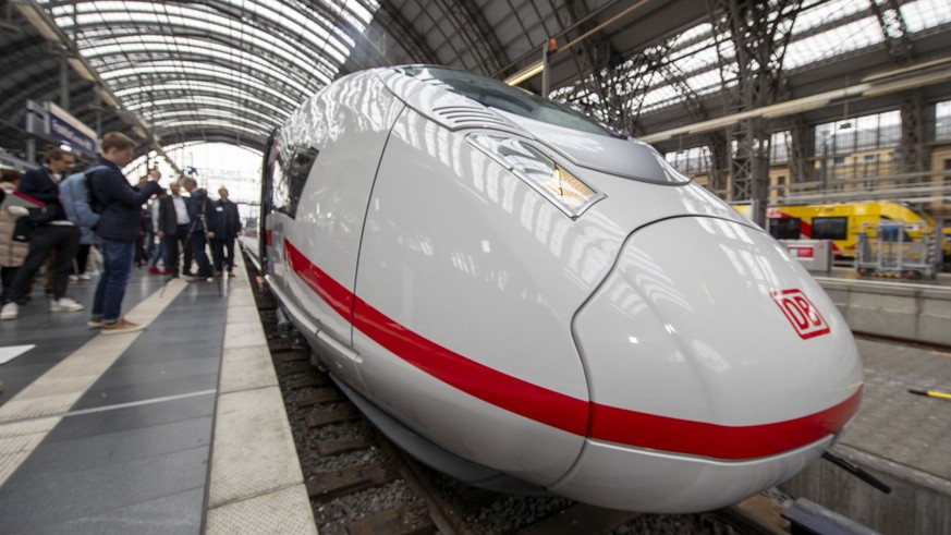 23.10.2023, Hessen, Frankfurt/Main: Der erste ICE 3 Neo mit neuer Innenausstattung steht auf dem Hauptbahnhof. Foto: Helmut Fricke/dpa +++ dpa-Bildfunk +++