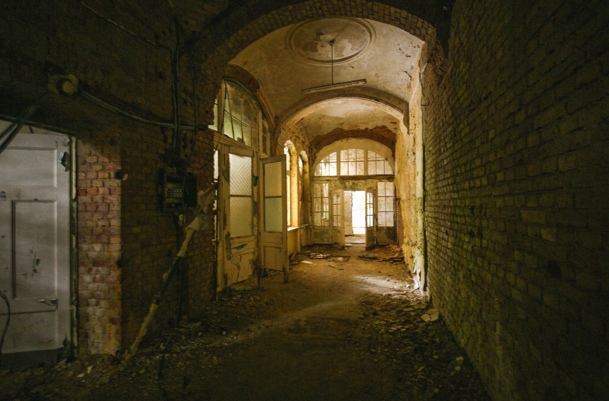 an old floor with open doors in an abandoned places at beelitz heilstätten