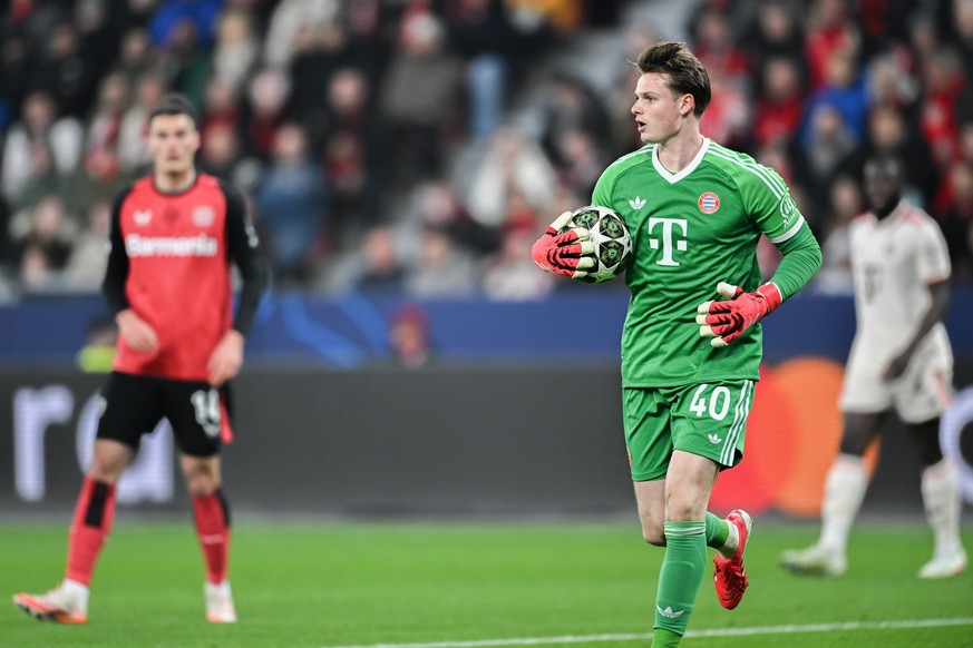 11.03.2025, Nordrhein-Westfalen, Leverkusen: Fußball: Champions League, Bayer Leverkusen - Bayern München, K.o.-Runde, Achtelfinale, Rückspiele, BayArena. Münchens Torwart Jonas Urbig in Aktion. Foto: ...