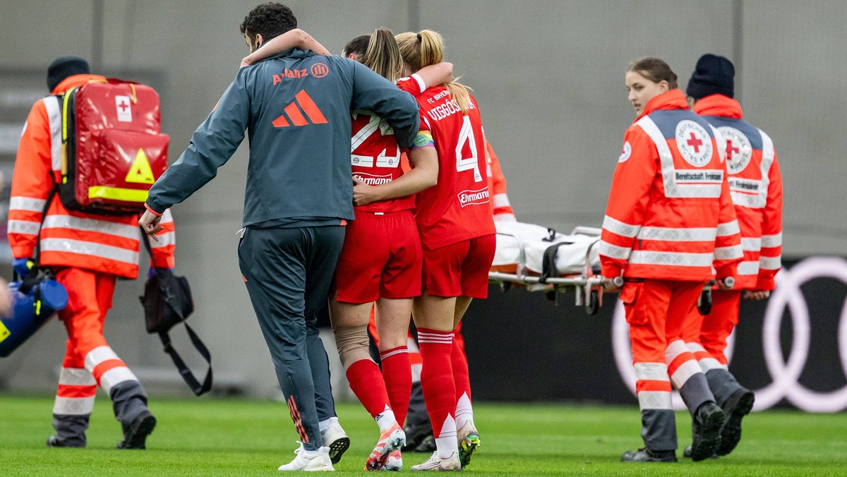 Sarah Zadrazil FC Bayern Muenchen Frauen, 25 muss bereits frueh in der Partie gestuetzt auf Glodis Perla Viggosdottir FC Bayern Muenchen Frauen, 04 verletzt den Platz verlassen FC Bayern Muenchen Frau ...
