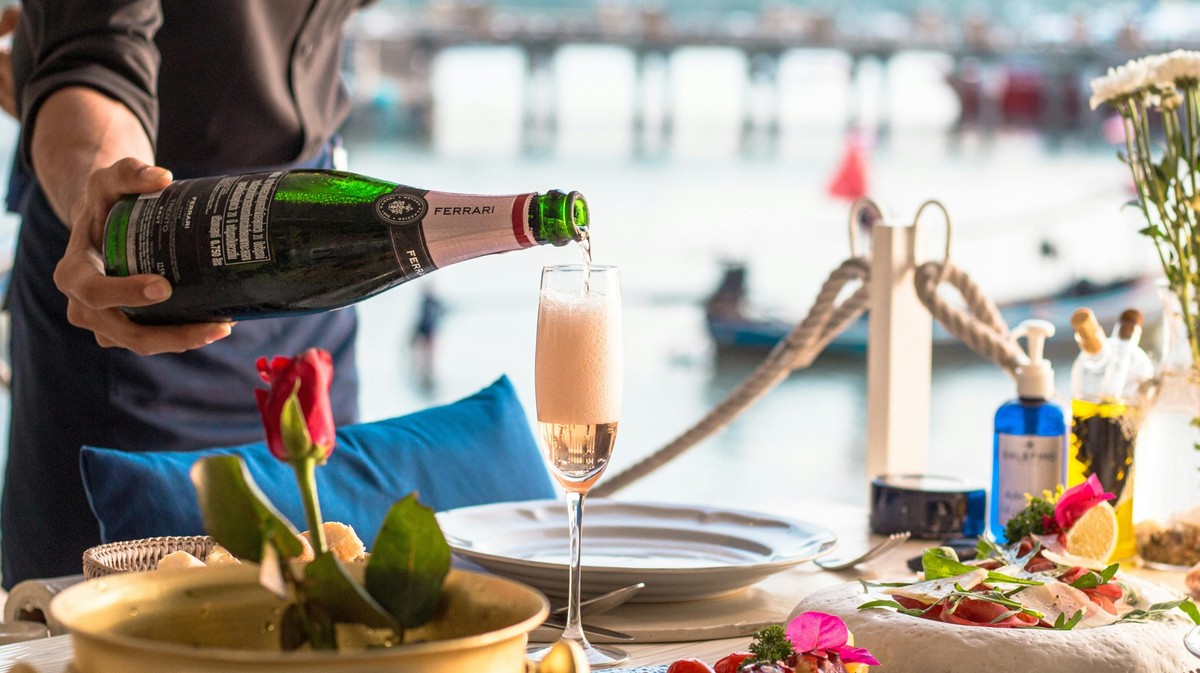 Ein Sekt am Strand – ist das in Thailand erlaubt?