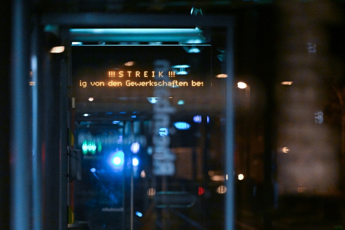 09.02.2023, Nordrhein-Westfalen, Düsseldorf: Eine Anzeigetafel an einer Straßenbahn-Haltestelle zeigt das Wort Streik an. Für Donnerstag und Freitag haben die Gewerkschaften Verdi und Komba die Beschä ...