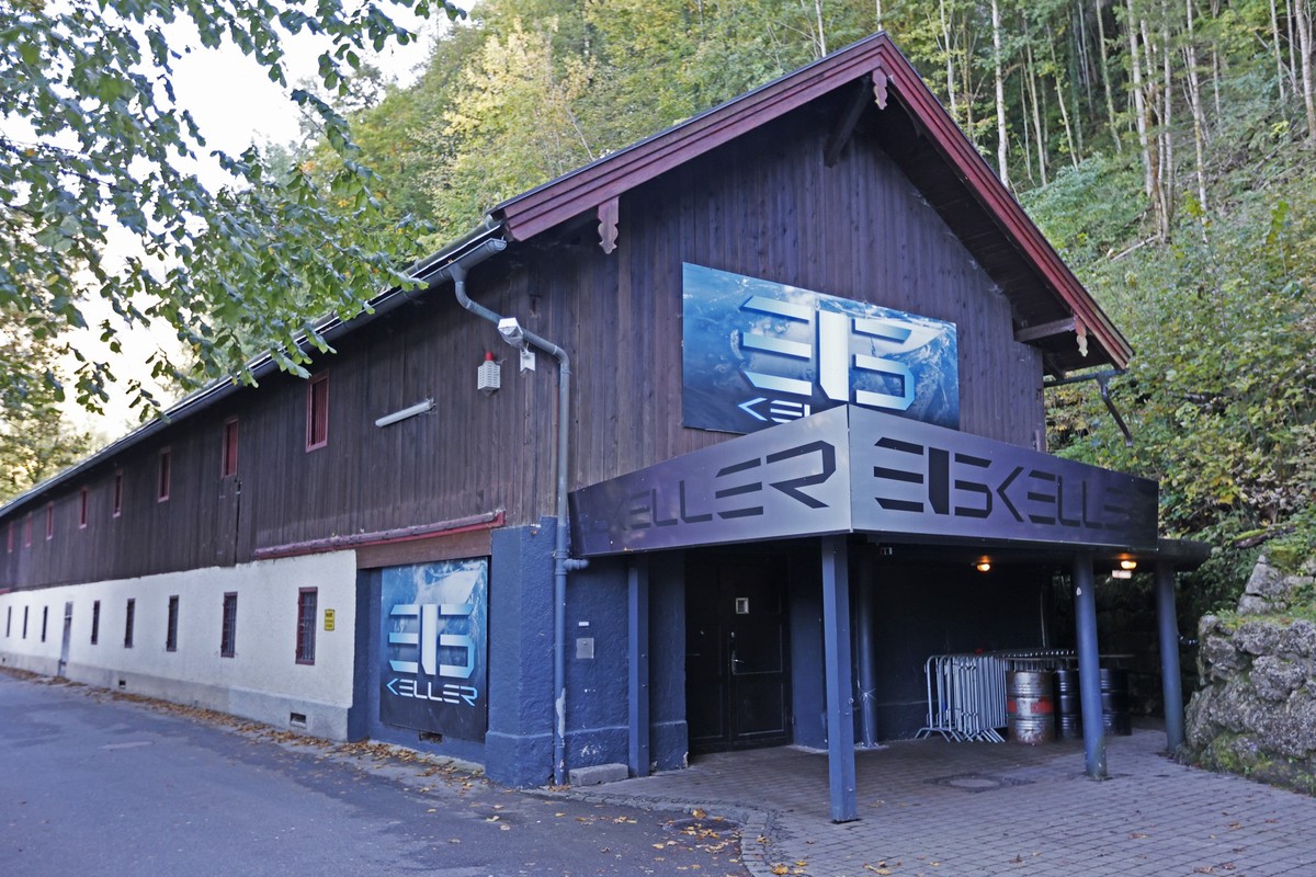 ARCHIV - 04.10.2022, Bayern, Aschau: Der Musikclub &quot;Eiskeller&quot; unterhalb des Schlosses Aschau im Chiemgau. Eine 23-Jährige hatte Anfang Oktober 2022 den Musikclub besucht und war danach gewa ...