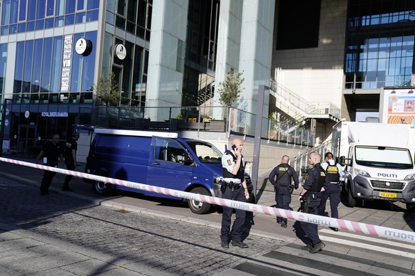 04.07.2022, D�nemark, Kopenhagen: Die Polizei untersucht den Tatort am Tag nach der Schie�erei. Ein bewaffneter Mann er�ffnete am Sonntag das Feuer in dem belebten Einkaufszentrum in der d�nischen Hau ...