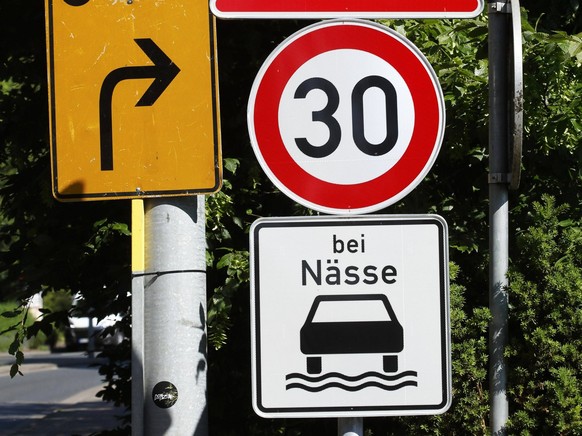 Verkehrsschild Zulässige Höchstgeschwindigkeit 30 Stundenkilometer bei Nässe, Schleudergefahr, Deutschland, Europa *** Traffic sign permitted Maximum speed 30 Kilometres per hour at Wetness, Risk of s ...