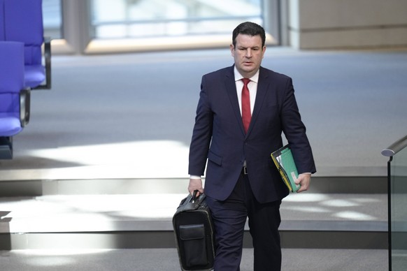 German Bundestag, 91st plenary session, current government declaration, 03/16/2023 Berlin, Minister of Labor Hubertus Heil SPD relaxed and dynamic on the way to the government bench at the 91st session of the ...