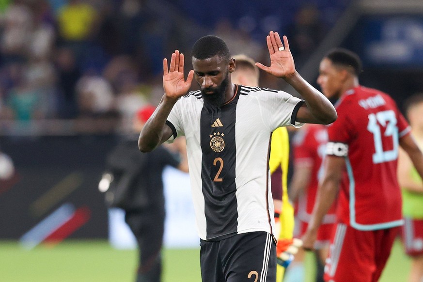 Veltins-Arena in Gelsenkirchen am 20.Juni 2023, Fussball Länderspiel Deutschland - Kolumbien v.l., Antonio Rüdiger GER, Deutsche Fussball Nationalmannschaft bedankt sich bei den Fans, bedanken, Dank.  ...