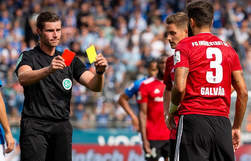 Die neuen Fußball-Regeln: Weniger Zeitspiel, Rot für Trainer und neue Handregel