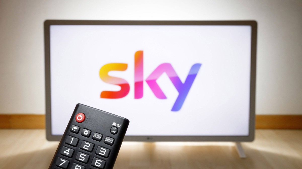 Sky-Logo auf einem Fernseher. Die Sky Deutschland GmbH ist ein deutscher Medienkonzern mit Sitz in Unterföhring bei München. Das Unternehmen betreibt über seine Tochtergesellschaft Sky Deutschland Fer ...
