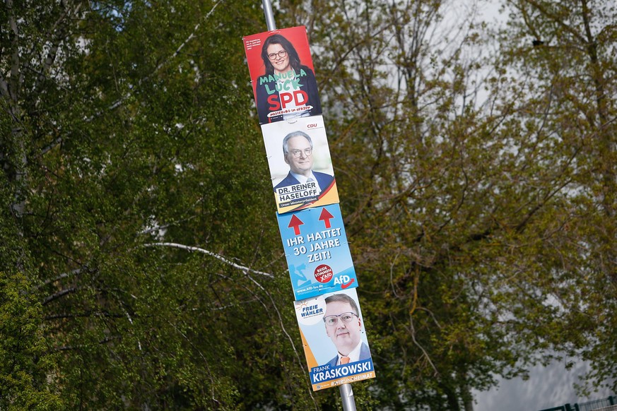 06.05.2021, xtgx, Politik, Landtagswahl in Sachsen-Anhalt, die AfD hat unter Plakaten der SPD und CDU ein Plakat mit der Aufschrift Iht hattet 30 Jahre Zeit platziert und spielt auf die Versaeumnisse  ...