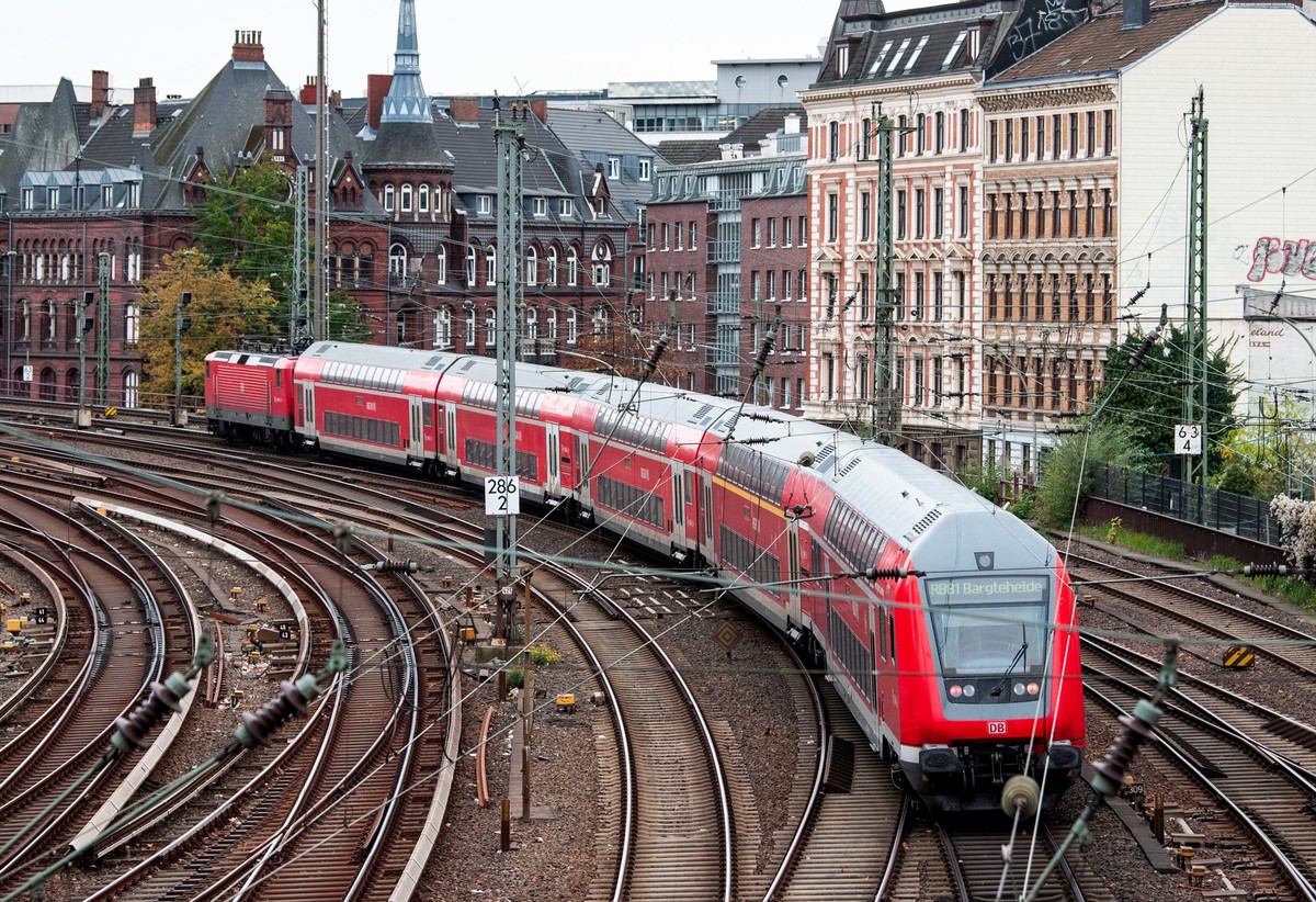 ARCHIV - 03.11.2022, Hamburg: Eine Regionalbahn der Deutschen Bahn f�hrt aus dem Hauptbahnhof aus. Der Deutsche Landkreistag dringt darauf, dass der Bund Mehrkosten �bernimmt, die nach Einf�hrung des  ...