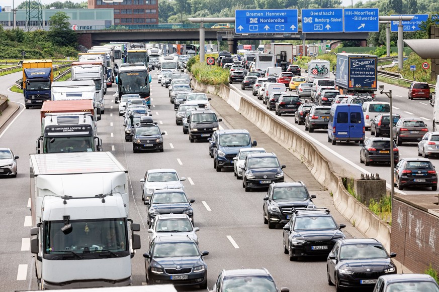 ARCHIV - 04.08.2023, Hamburg: Verkehr staut sich auf der Autobahn A7. (zu dpa: «Staus wegen Sperrung der Autobahn 7») Foto: Markus Scholz/dpa +++ dpa-Bildfunk +++