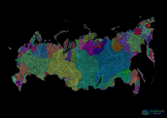 Vier der größten Einzugsgebiete der Welt befinden sich in Russland: Ob,  Jenissej, Lena und der Amur, den Russland sich mit China teilt. Die Wolga ist zwar der längste Fluss Europas, aber 84 Prozent oder Russlands Oberflächenwasser liegt östlich des Urals in Sibirien. Die dünn besiedelte Region wird von 40 Flüssen durchquert, die länger als 1.000 km sind. Zusammen decken die Flüsse Ob, Yenisey und Lena ein Entwässerungsgebiet von etwa 8 Millionen Quadratkilometern und führen in der Arktis fast 50.000 m3 Wasser pro Sekunde ab.