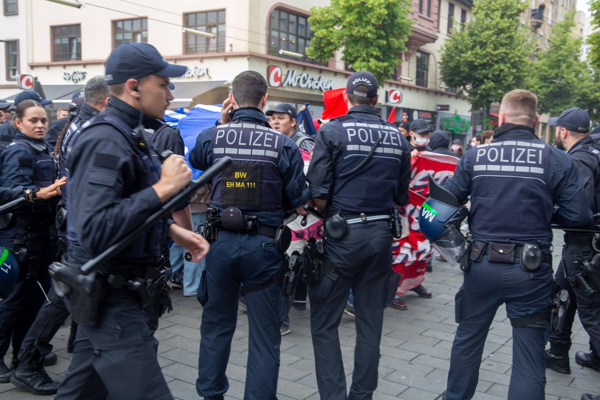 Mannheim, 02. Juli 2024: Versuchter Angriff der ANTIFA auf die Mahnwache der Jungen Alternativen. Ausl�ser der Mahnwache war der Messerangriff zwei Tage zuvor auf den Islamkritiker Michael St�rzenberg ...