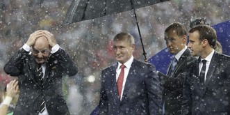 Alle sind nass, nur Schirmherr Putin bleibt trocken: Das ist das Bild der WM