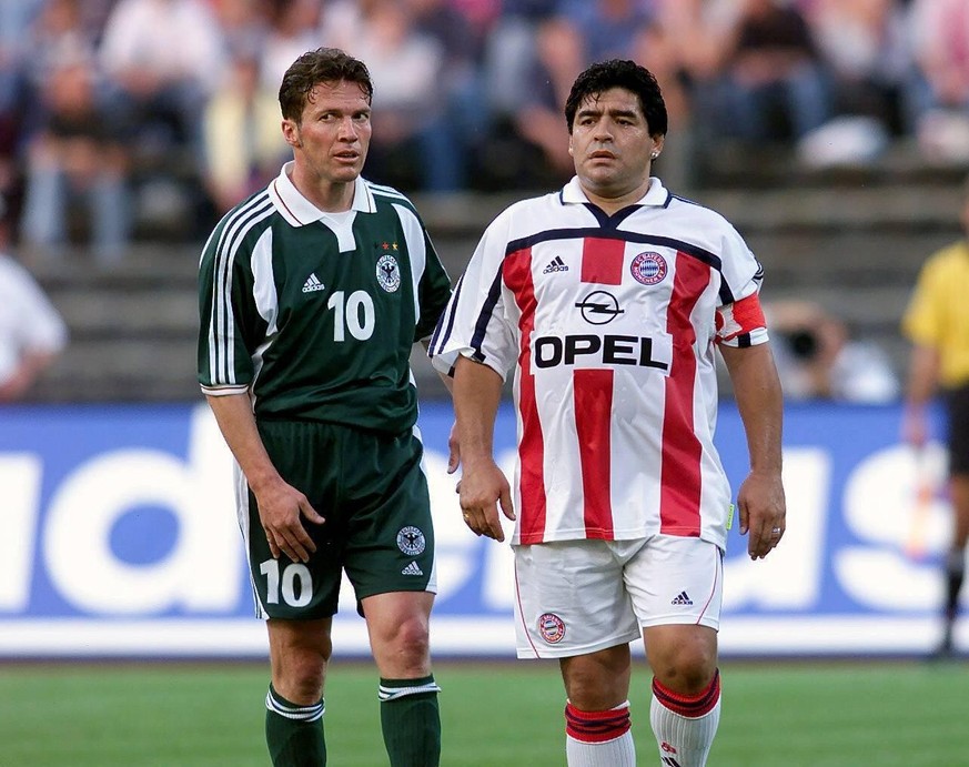 Beim Abschiedsspiel von Lothar Matthäus (l.) im Jahr 2000 lief Maradona im Bayern-Trikot auf.