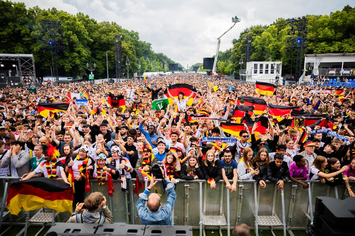 19.06.2024, Berlin: Fußball, UEFA Euro 2024, Deutschland - Ungarn, Vorrunde, Gruppe A, 2. Spieltag. Deutschland-Fans jubeln beim Public Viewing in der Fanzone am Brandenburger Tor. Foto: Christoph Soe ...