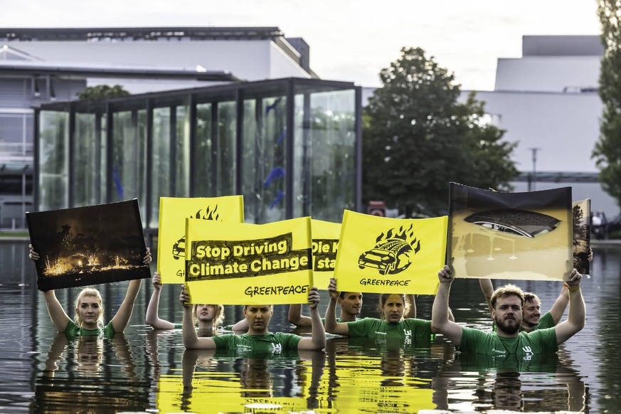 Greenpeace protestiert gegen die Geschäftspolitik der Automobilindustrie und gegen die Regierung.