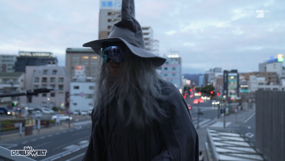 Weil Klaas seinen Koffer versteckte, musste Ski Aggu ein Gandalfkostüm tragen.