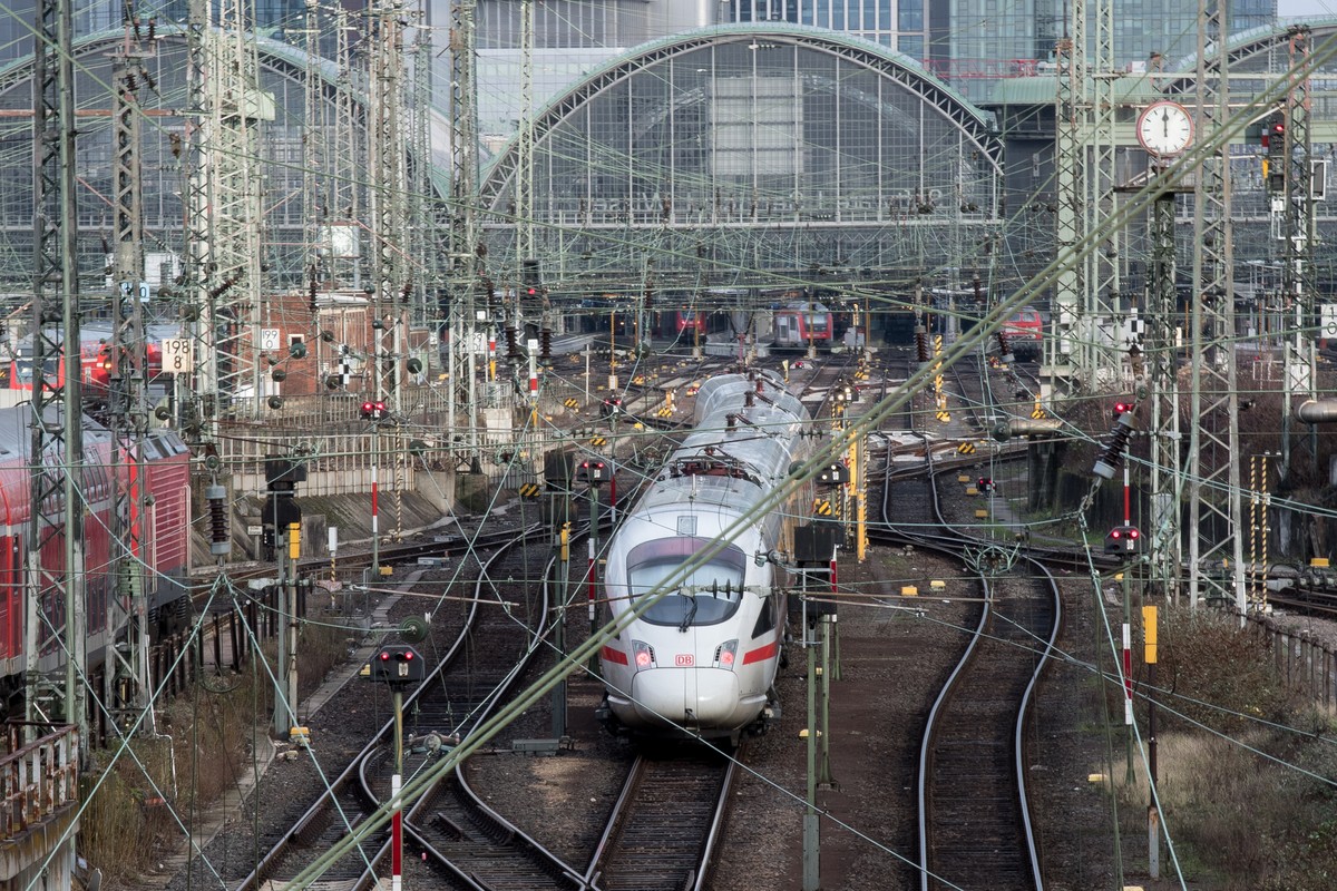 ARCHIV - Zum Themendienst-Bericht vom 19. Juli 2022: Die Deutsche Bahn zeigt sich derzeit aufgrund der gro�en Hitze kulant, wenn Fahrg�ste ihre Reisen verschieben wollen. Foto: Fabian Sommer/dpa/dpa-t ...
