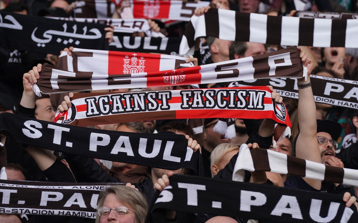 ARCHIV - 26.04.2024, Hamburg: Fu�ball: 2. Bundesliga, 31. Spieltag, FC St. Pauli - Hansa Rostock, im Millerntor-Stadion. St. Pauli-Fans jubeln vor Spielbeginn ihrer Mannschaft zu. St. Pauli will einen ...