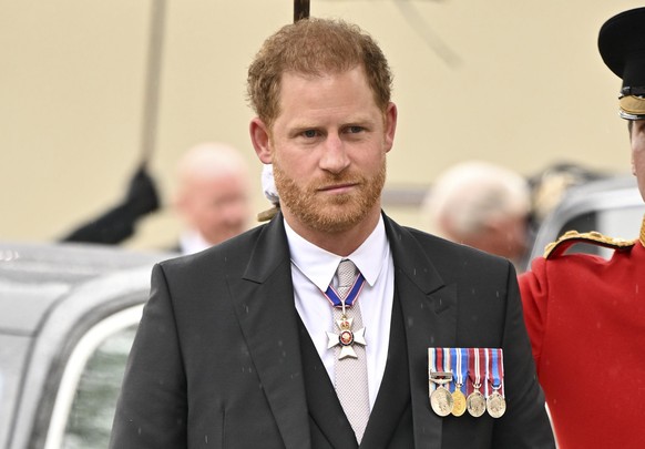 06.05.2023, Gro�britannien, London: Prinz Harry, Herzog von Sussex, kommt vor der Kr�nungszeremonie von K�nig Charles III. und K�nigsgemahlin Camilla in der Westminster Abbey an. Zur Kr�nung von K�nig ...