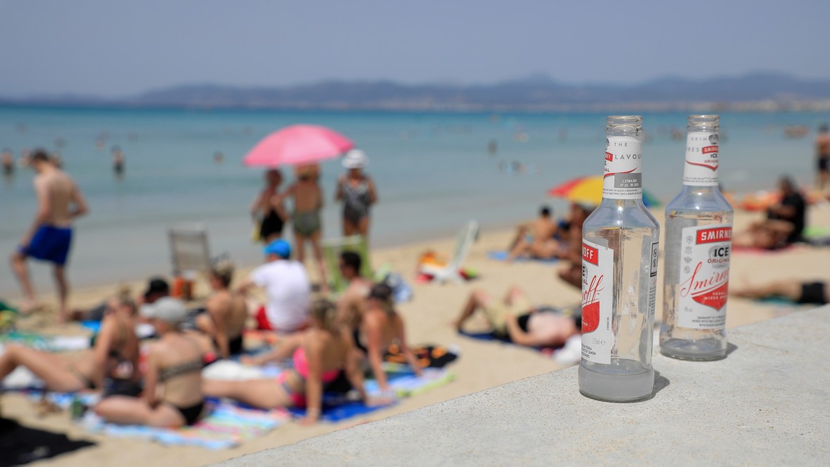 07.07.2023, Spanien, Palma: Alkoholflaschen sind an einem warmen Sommertag am Strand Arenal zu sehen. Die Party-Saison auf Mallorca ist im vollen Gange. Stars haben Ballermann-Urlauber appelliert, sic ...
