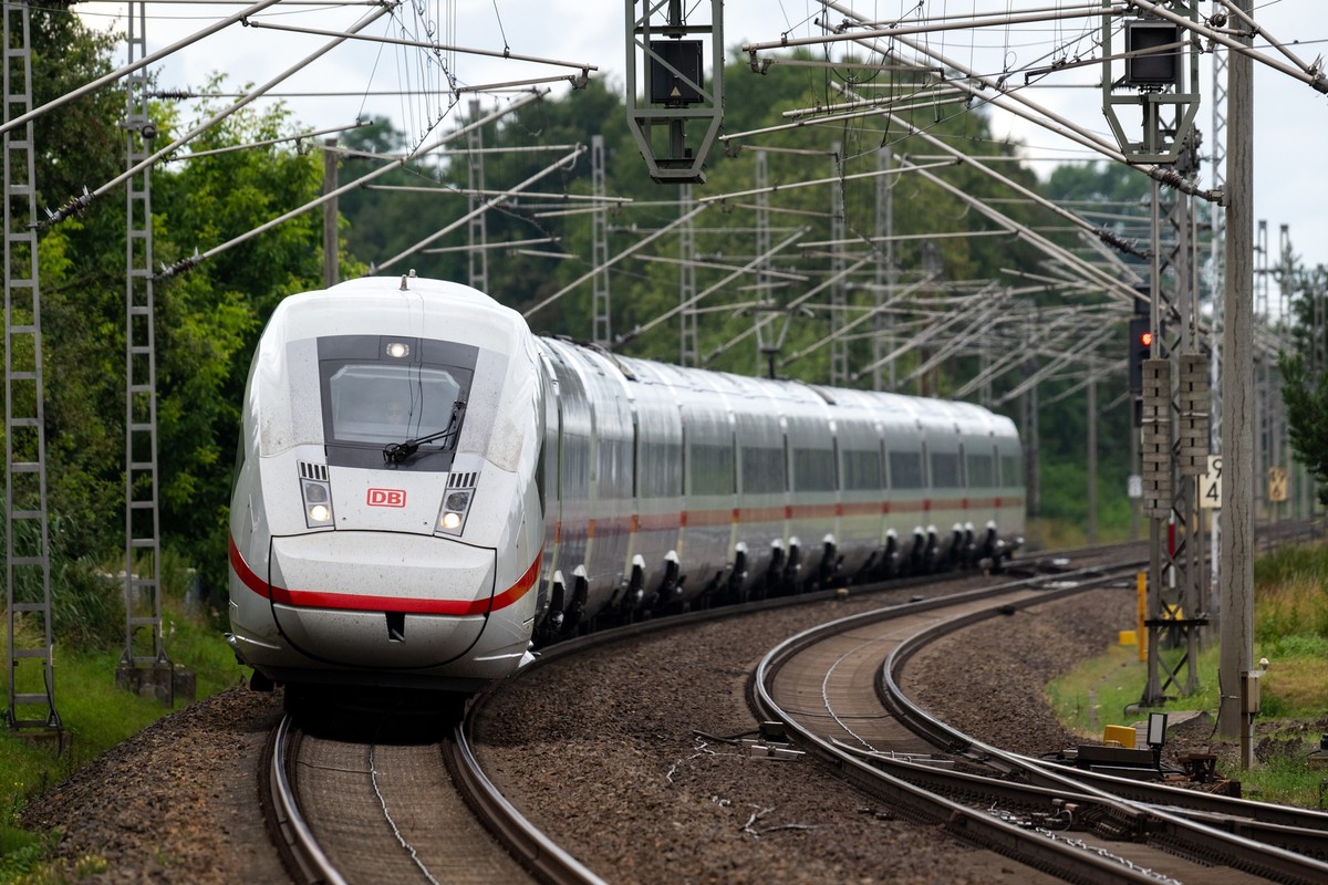 ARCHIV - 22.07.2024, Brandenburg, Paulinenaue: Ein Intercity Express ICE 4 fährt nahe dem Bahnhof Paulinenaue auf der elektrifizierten Schnellfahrstrecke Hamburg - Berlin in Richtung Berlin. (zu dpa:  ...