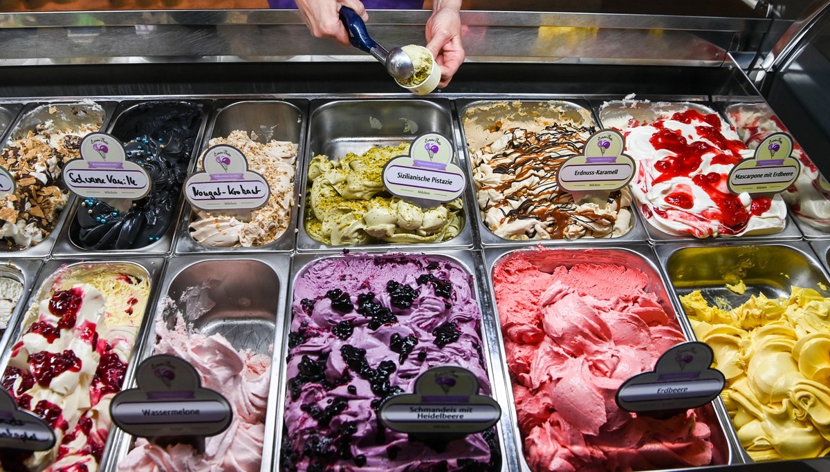 PRODUKTION - 24.05.2022, Berlin: Eine Kugel Pistazieneis wird in der Eisdiele «Eiskultur» in Schöneweide in einen Eisbecher gelegt. (zu dpa: «Eisdielen trotzen Herbst und Winter») Foto: Jens Kalaene/d ...