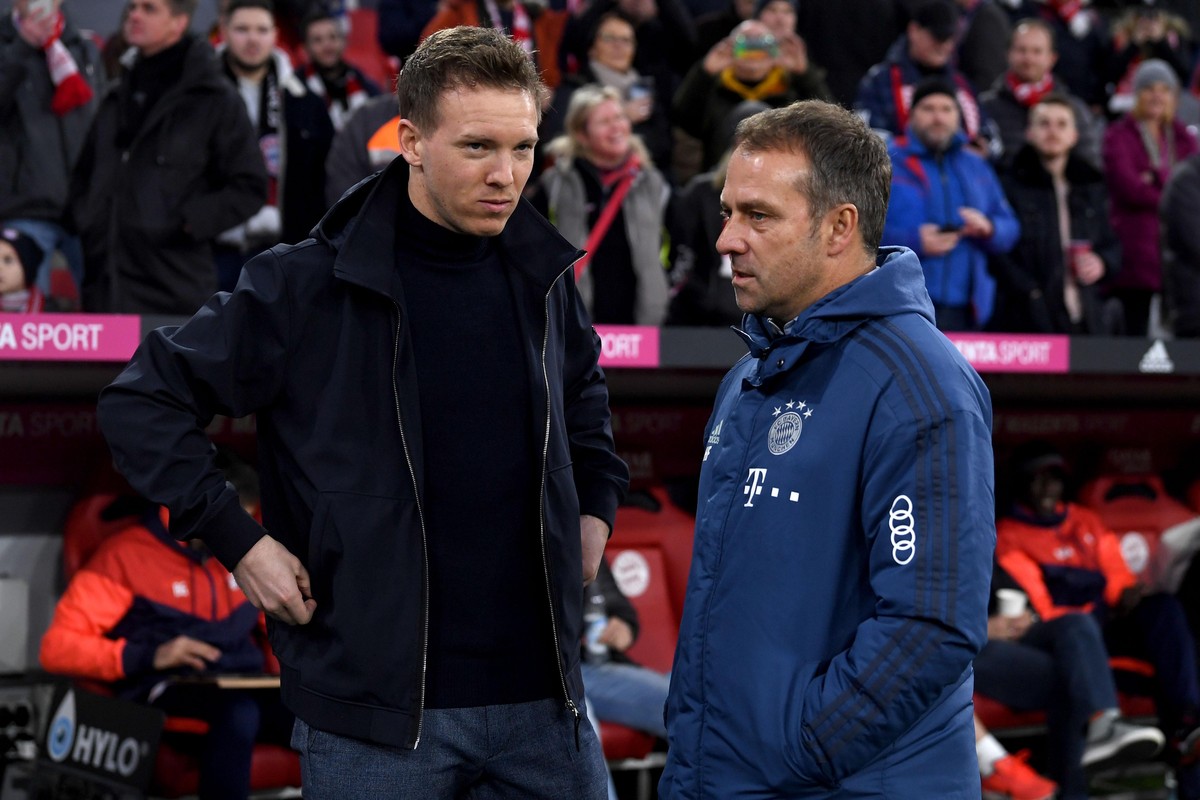 Fußball: Bundesliga, Bayern München - RB Leipzig, 21. Spieltag in der Allianz Arena. Trainer Hansi Flick (r) von München und Trainer Julian Nagelsmann von Leipzig vor dem Spiel. WICHTIGER HINWEIS: Gem ...