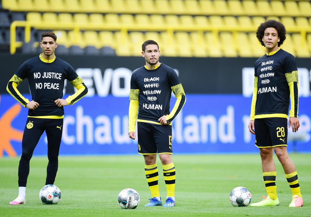 (v.l.) Achraf Hakimi, Raphael Guerreiro, Axel Witsel (Dortmund), protestieren vor dem Spiel des BVB gegen Hertha BSC gegen Rassismus.